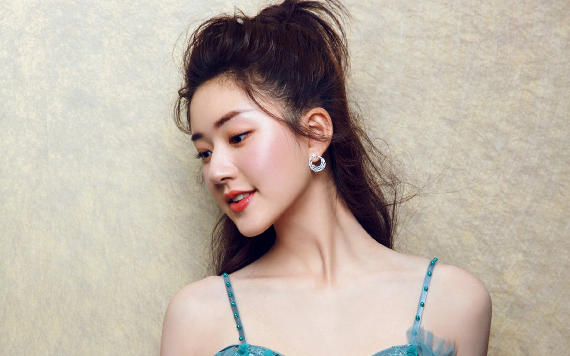 “飞盘竞技：三叉湖田径场为选手提供极速与精准的竞技舞台”